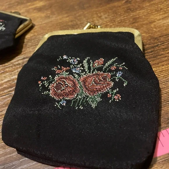 Vintage Rose Petit point embroidery on compact set - Picture 13 of 16